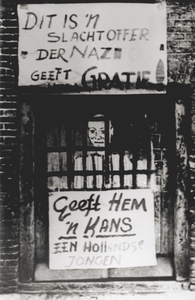 879140 Afbeelding van een portret van een anoniem 'slachtoffer der NAZI' geschilderd op een paneel, opgehangen tijdens ...